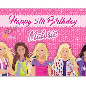 Puede incluir: Pancarta de cumpleaños rosa y blanca con el texto "Happy 5th Birthday Malorie" y cuatro muñecas Barbie. La pancarta tiene un fondo rosa con un patrón repetido de coronas, corazones y otros símbolos femeninos.