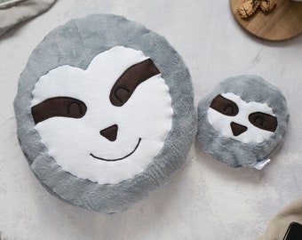 Cuddly set sloths consisting of pillows and grain pillows in grey