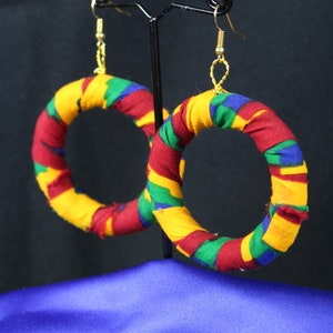 Bellissimi orecchini africani fatti a mano con vivaci orecchini arancioni Kente / cerchi africani realizzati in Africa