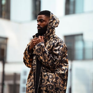 Schwarz-Gold-Jacke Afrikanische Hoodie-Jacke im Golddruck, mit Taschen, Made in Afrika