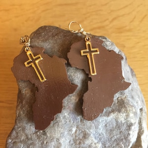 Boucles d'oreilles afrocentriques Boucles d'oreilles afro chic sa lamentons culturels En bois Boucles d'oreilles africaines avec golden Cross AfroCentric Jewellery