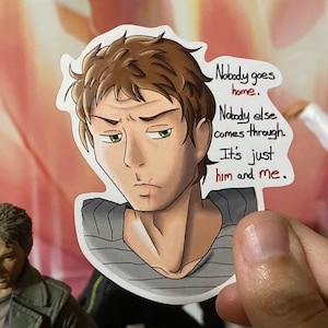 Puede incluir: Una pegatina con una ilustración de dibujos animados de un hombre con cabello castaño y una camisa a rayas. La pegatina tiene texto que dice "Nobody goes home. Nobody else comes through. It's just him and me."