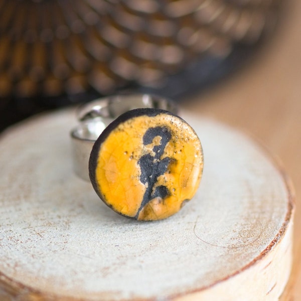 Bague jaune moutarde en raku céramique KOÏSHINI PETITE, bijoux inspirés par la nature, bijoux naturels, motif verveine