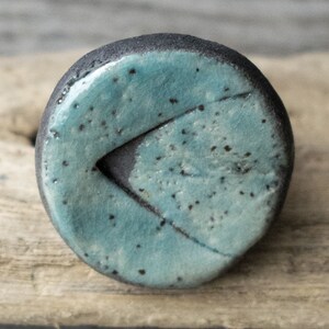 Round ceramic raku ring KOÏSHINI MEDIUM, jewelry inspired by nature, natural jewelry, turquoise enamel, leaf pattern