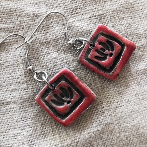 TORIKKU quadratische Keramik Raku Ohrringe, naturinspirierten Schmuck, naturbelassener Schmuck, rote Emaille, Raku Lotus Muster
