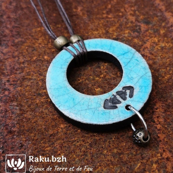 Collier donut bleu turquoise en raku céramique DONATSU motif ethnique, bijoux inspirés par la nature, bijoux naturels