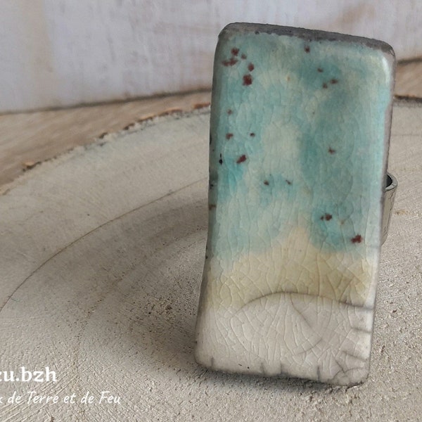 Bague en raku céramique rectangle LUBIA, bijoux inspirés par la nature, bijoux naturels, émail blanc, beige et bleu jade