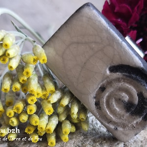 LUBIA rechteckiger Keramik-Raku-Ring, von der Natur inspirierter Schmuck, Naturschmuck, rissige weiße Emaille, Spiralmuster