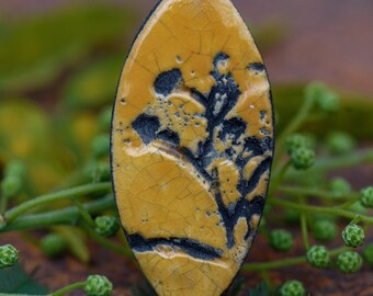 Yellow ring in raku ceramic sheet MASIRO GRANDE, Ginkgo leaf pattern, jewelry inspired by nature, natural jewelry
