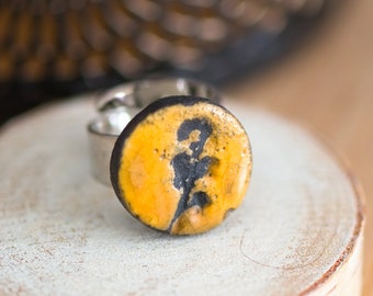 Mustard yellow ring in KOÏSHINI PETITE ceramic raku, jewelry inspired by nature, natural jewelry, verbena pattern