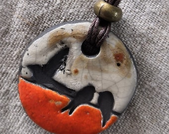 Round necklace in KOÏSHI ceramic raku, jewelry inspired by nature, natural jewelry, orange and white enamel, bird motif