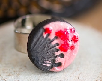 KOÏSHINI PETITE round ceramic raku ring, jewelry inspired by nature, natural jewelry, speckled pink enamel, egret pattern