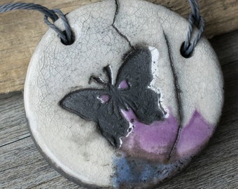 Collier en raku céramique rond CHAKRA, bijoux inspirés par la nature, bijoux naturels, émail violet et blanc motif papillon