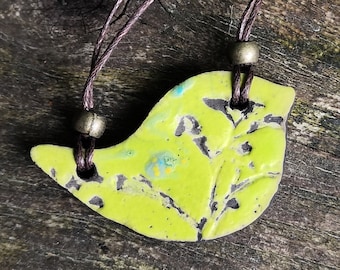 BIRD necklace in raku ceramic chartreuse green BIRDY, floral pattern, different variants, jewelry inspired by nature, natural jewelry