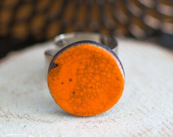 Bague en raku céramique ronde KOÏSHINI PETITE, bijoux inspirés par la nature, bijoux naturels, émail orange