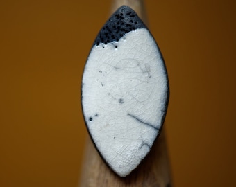 White ring in raku ceramic sheet, MASIRO GRANDE, jewelry inspired by nature, natural jewelry, dot pattern