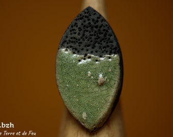 Khaki green ring in raku ceramic leaf, MASIRO GRANDE, jewelry inspired by nature, natural jewelry, dot pattern