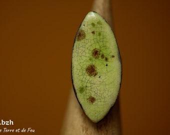 Speckled green ring in raku ceramic leaf, MASIRO GRANDE, jewelry inspired by nature, natural jewelry