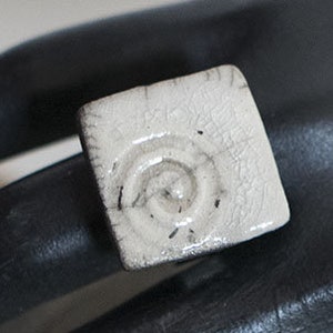 Shikakui PETITE quadratischer Keramik-Raku-Ring, von der Natur inspirierter Schmuck, Naturschmuck, weißes Spiralmuster