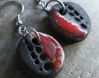 Boucles d'oreille en raku céramique rondes SAKURU PETITES, bijoux inspirés par la nature, bijoux naturels, émail rouge motif ethnique