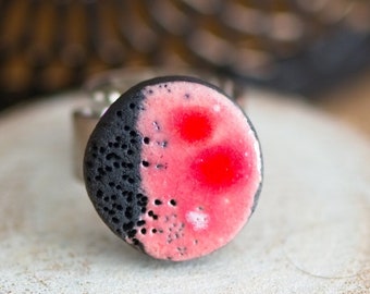 KOÏSHINI PETITE round ceramic raku ring, jewelry inspired by nature, natural jewelry, speckled pink enamel, dots pattern