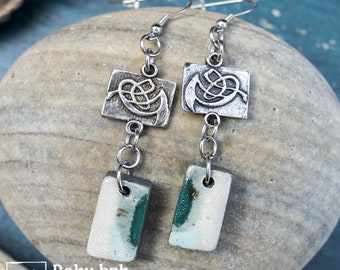 Boucles d'oreille en raku céramique longues SIMIKU, bijoux inspirés par la nature, bijoux naturels, bleu et blanc