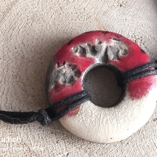 Bracelet en raku céramique rond rouge et blanc motif verveine TEKUBI GRAND, bijoux inspirés par la nature, bijoux naturels