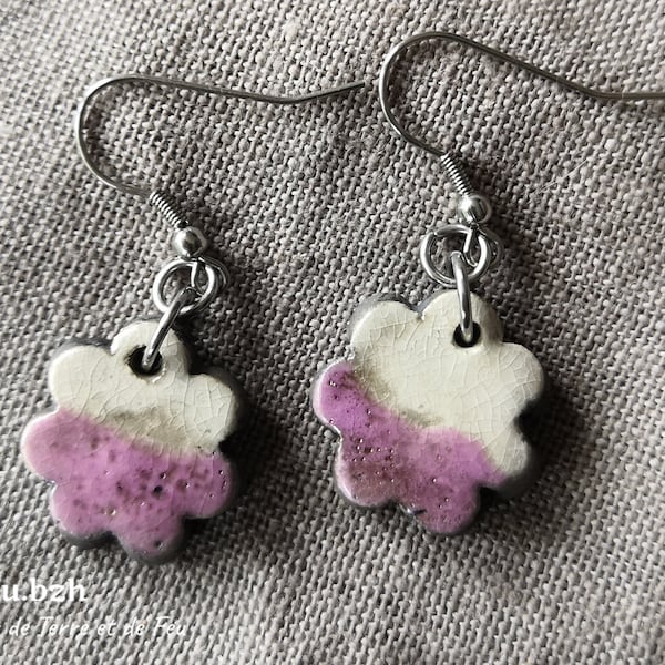 Boucles d'oreille en raku céramique fleur NARUSHISU, bijoux inspirés par la nature, bijoux naturels, émail mauve et blanc