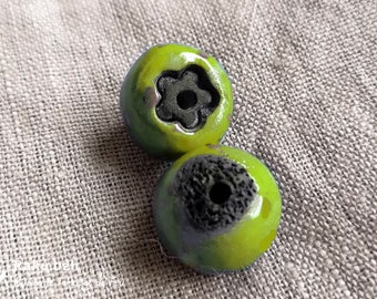 Lot de 2 perles 3/4 rondes 15mm de diamètre en céramique raku, motif fleur sur la partie plate, fournitures pour créatrices