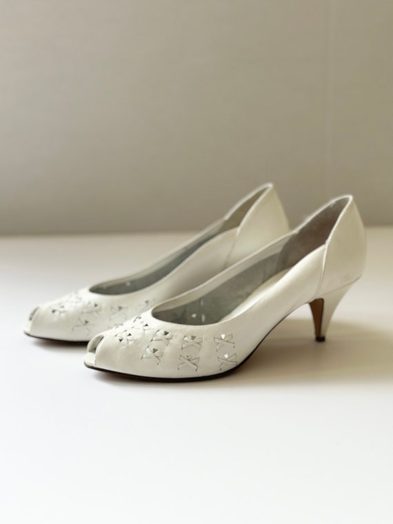 Vintage Ladies White Open Toe Pumps, Cameos Brand… - image 1