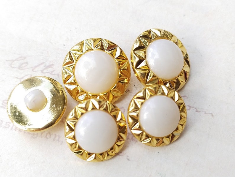 Perfect craft material. Read details Vintage buttons,Pearlized Center Gold Sun Flower Frame,15mm18mm21mm25mm30mm,