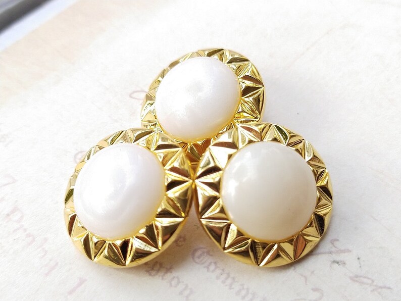 Perfect craft material. Read details Vintage buttons,Pearlized Center Gold Sun Flower Frame,15mm18mm21mm25mm30mm,