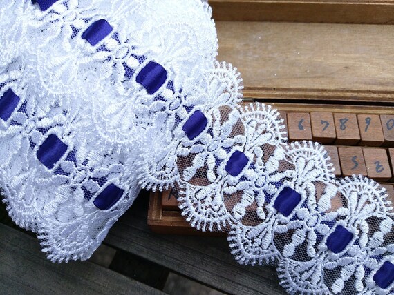IN 5 metres KNIT LACE White with Lilac