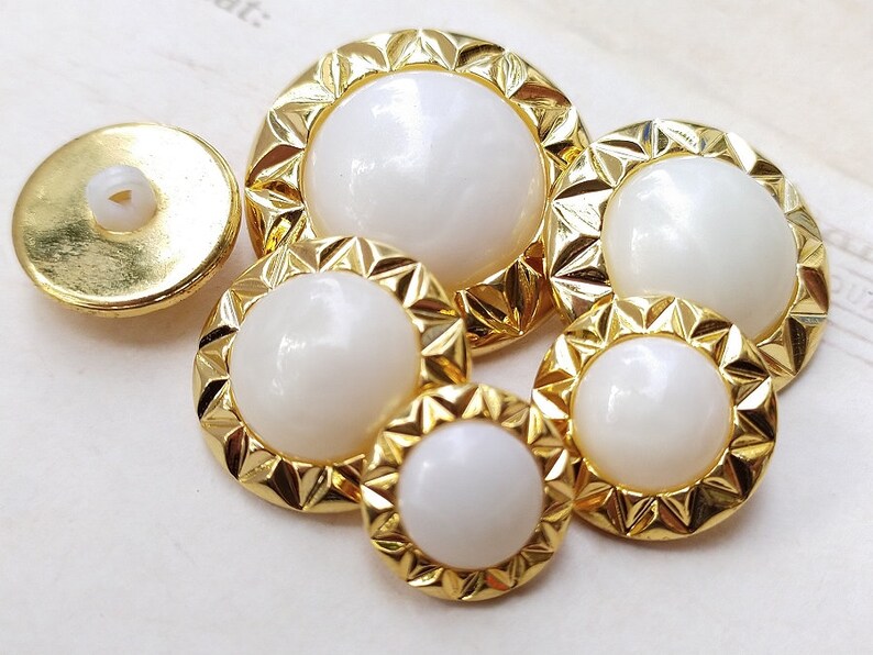 Perfect craft material. Read details Vintage buttons,Pearlized Center Gold Sun Flower Frame,15mm18mm21mm25mm30mm,