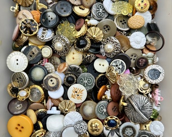 1 lb(454g) mixed bag of vintage buttons. premium value business package.