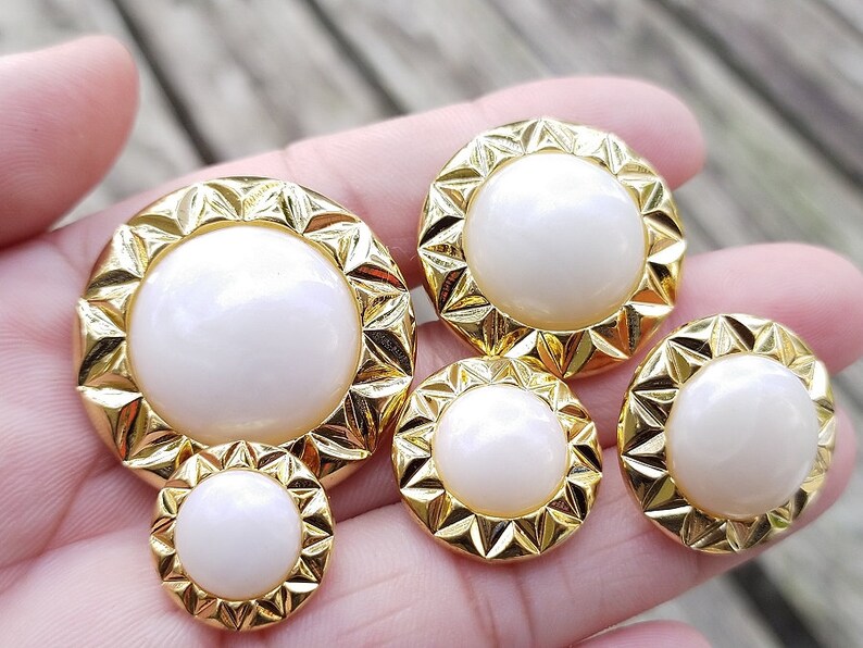 Perfect craft material. Read details Vintage buttons,Pearlized Center Gold Sun Flower Frame,15mm18mm21mm25mm30mm,