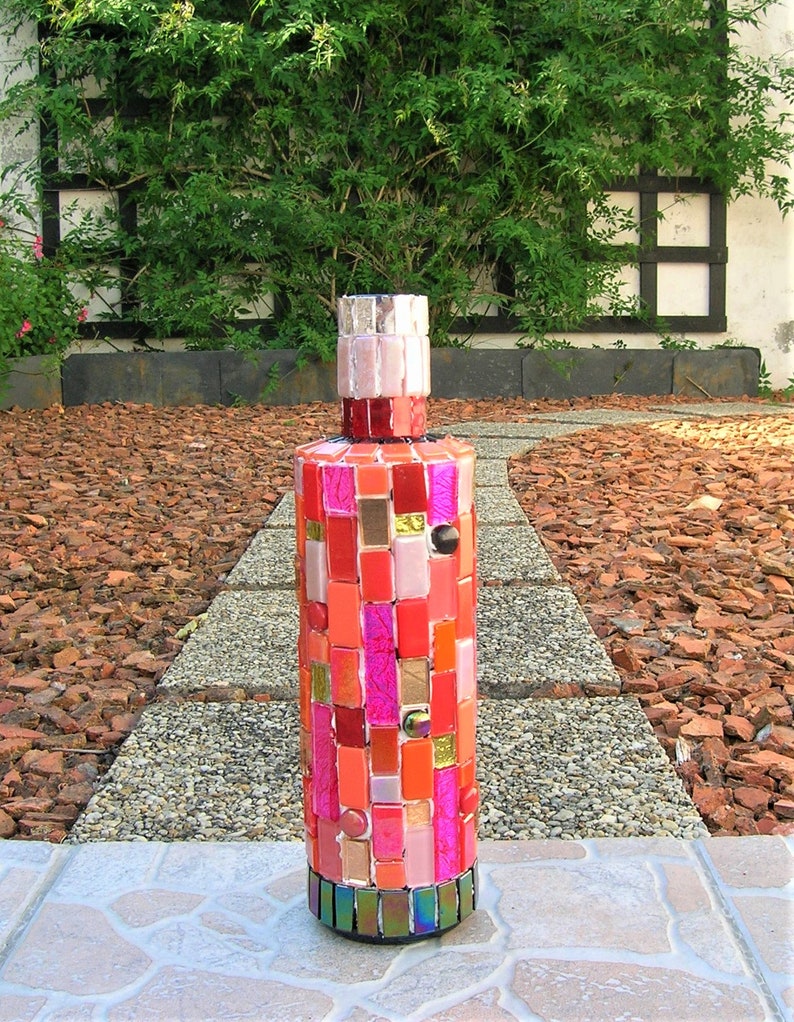 Bouteille rouge mosaique image 6