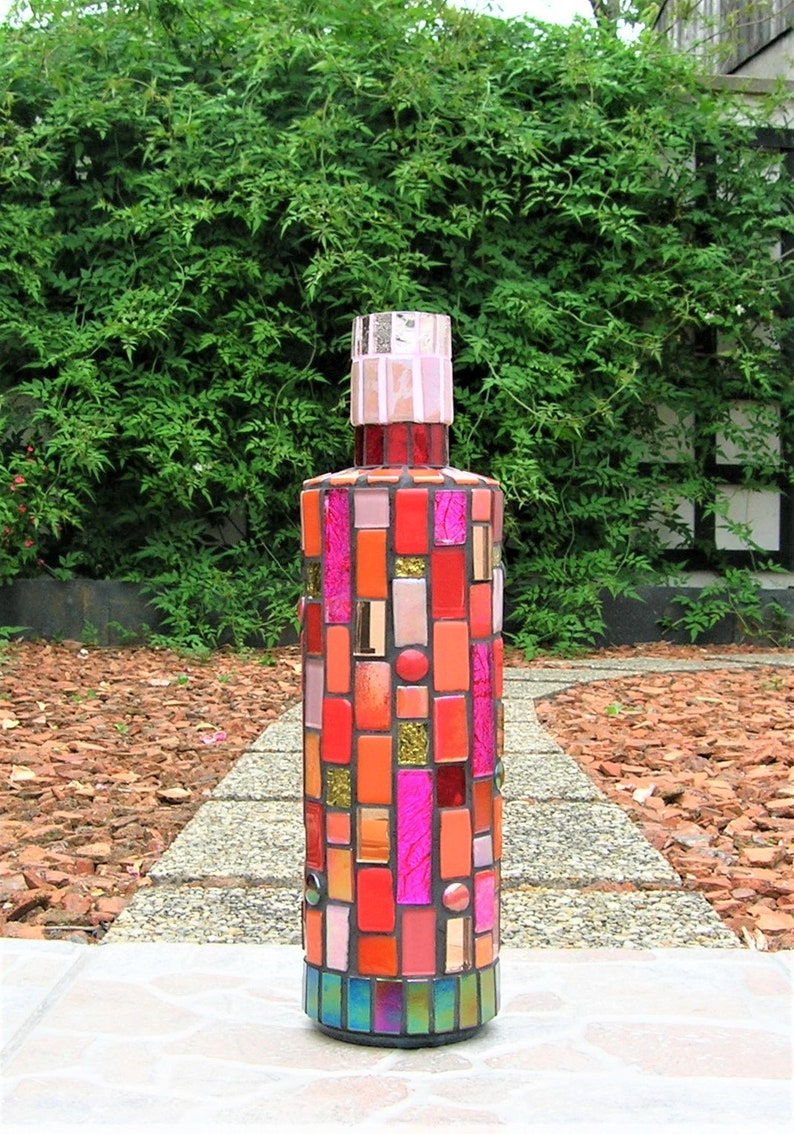 Bouteille rouge mosaique image 3