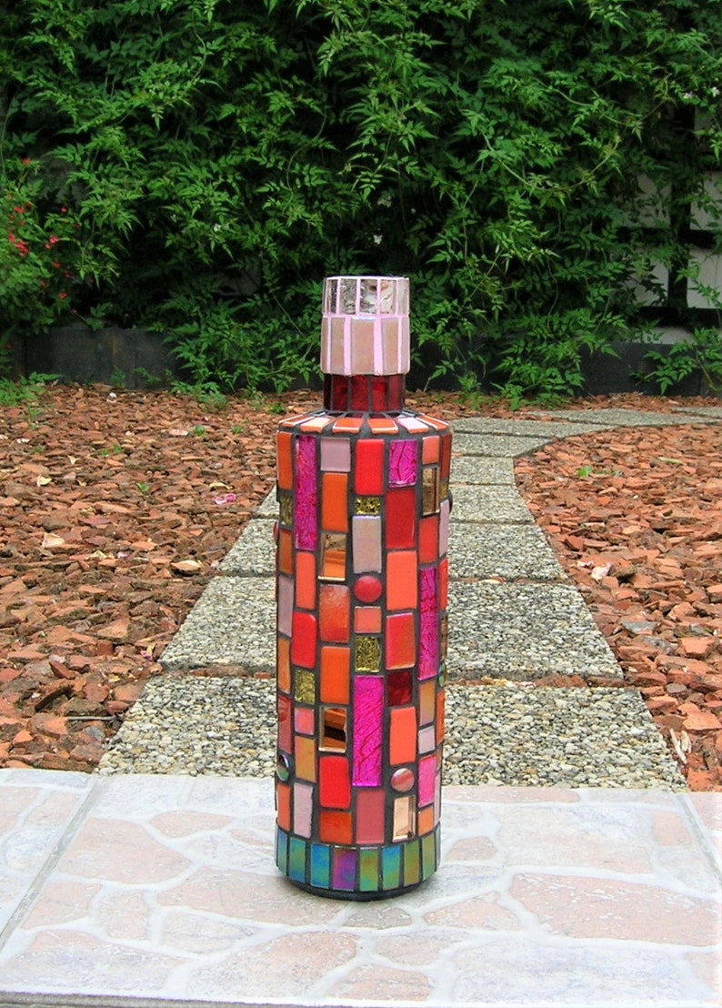 Bouteille rouge mosaique image 5