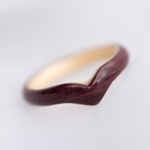 Bague V en bois pour femme • Bagues en bois extra fines pour femme • Bague violette faite main • Bague en bois à chevrons • Bague minimaliste pour femme