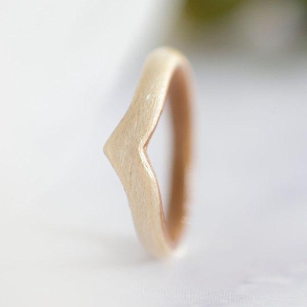 Bague en bois d'érable et de noyer • Bague légère pour femme • Bague chevron • Bague V en bois pour femme • Bagues en bois courbé • Bague minimaliste pour femme