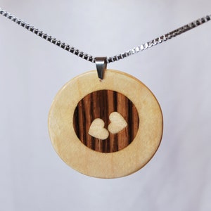 Pingente Círculo • Colar de madeira feminino feito à mão • Colar geométrico • Pingente de madeira de bordo e zebrano • Presente para ela
