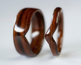 Juego de anillos de madera a juego · Anillos minimalistas de madera curvada de palisandro · Anillos Par V · Galón