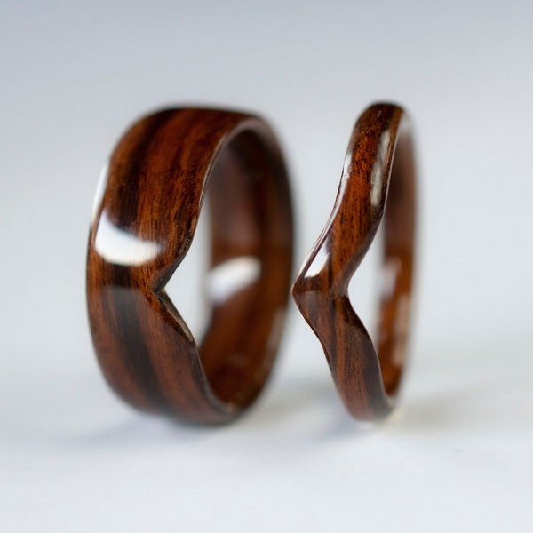 Zestaw pasujących drewnianych pierścieni · Minimalistyczne pierścionki z giętego drewna różanego · Para pierścieni V · Szewron
