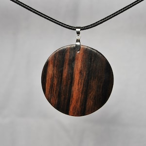 Colar Masculino Geométrico • Colar com Pingente • Pingente de Madeira de Ébano • Colar Masculino de Madeira Feito à Mão • Colar com Pingente Círculo
