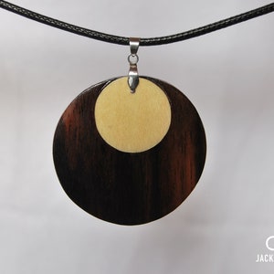 Colar de madeira masculino feito à mão • Colar com pingente • Pingente de madeira de ébano e bordo • Presente para ele • Presente de dia dos namorados • Presente de dia dos namorados para ele