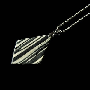 Colar de madeira feminino feito à mão • Colar com pingente de pipa • Pingente de madeira de ébano SaRaiFo • Presente personalizado