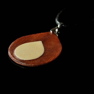 Colar de madeira masculino feito à mão • Colar com pingente • Pingente de madeira de mogno e bordo • presente de dia dos namorados • dia dos namorados • presente personalizado