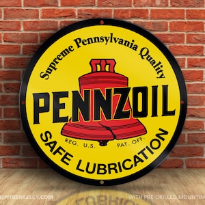 Może przedstawiać: Okrągły, metalowy znak w kolorze czarnym i ż&oacute;łtym z napisem "Supreme Pennsylvania Quality" i "PENNZOIL" czarnymi literami. Znak zawiera r&oacute;wnież dwa czerwone dzwony z napisem "U.S. PAT. OFF." i "SAFE LUBRICATION" czarnymi literami.