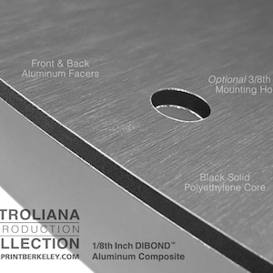 Może przedstawiać: Zbliżenie na 3,2 mm aluminiowy panel kompozytowy z rdzeniem z litego czarnego polietylenu. Panel ma aluminiowe okładziny z przodu i z tyłu oraz opcjonalne otwory montażowe o średnicy 9,5 mm. Na panelu nadrukowany jest tekst "PETROLIANA REPRODUCTION COLLECTION WWW.PRINTBERKELEY.COM".